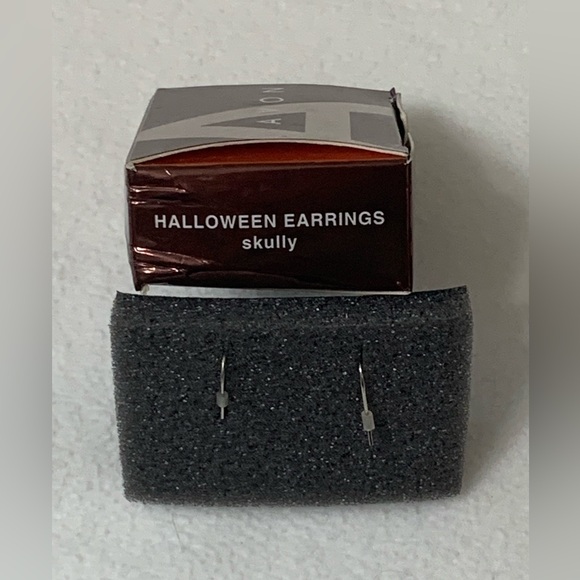AVON 2007 HALLOWEEN “SKULLY” EARRINGS - Picture 2 of 2